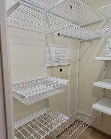 Белая угловая гардеробная с выдвижными корзинами, ~1,8×2,4 м, фото 2