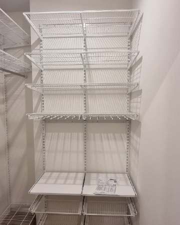 Белая угловая гардеробная с выдвижными корзинами, ~1,3×1,9 м, фото 1