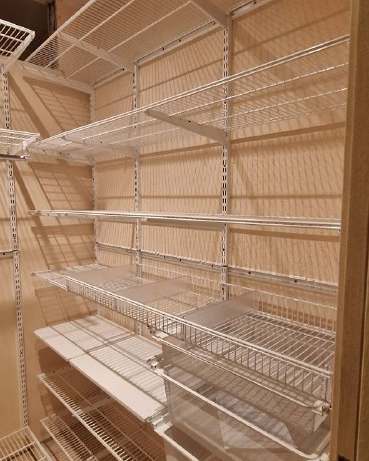 Белая угловая гардеробная с выдвижными корзинами, ~1,3×2 м, фото 1