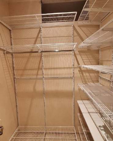 Белая угловая гардеробная с выдвижными корзинами, ~1,3×2 м, фото 2