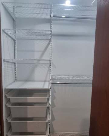 Белая угловая гардеробная с выдвижными корзинами, ~1,2×1,4 м, фото 1
