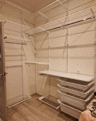 Белая угловая гардеробная с выдвижными корзинами, ~1,8×2,1 м, фото 1