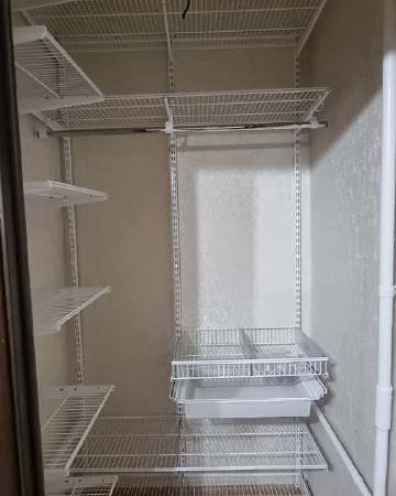 Белая угловая гардеробная с выдвижными корзинами, ~1,8×1,5 м, фото 1