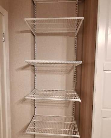 Белая угловая гардеробная с выдвижными корзинами, ~1,2×1,5 м, фото 2