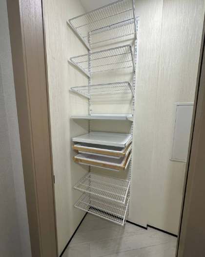 Белая угловая гардеробная с выдвижными корзинами, ~0,9×1,2 м, фото 1