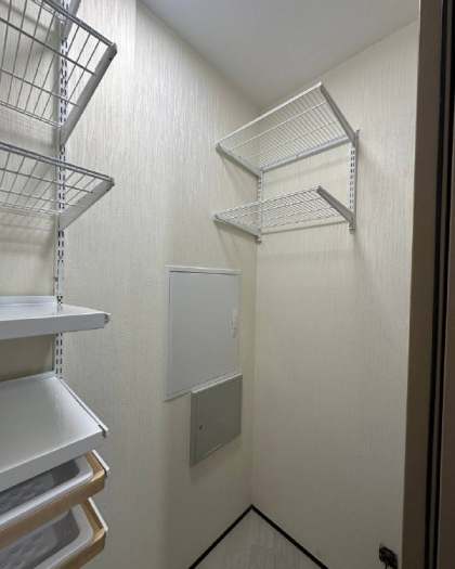 Белая угловая гардеробная с выдвижными корзинами, ~0,9×1,2 м, фото 2
