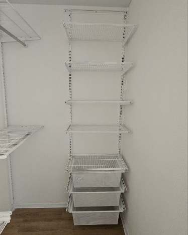 Белая угловая гардеробная с выдвижными корзинами, ~1,2×2 м, фото 1