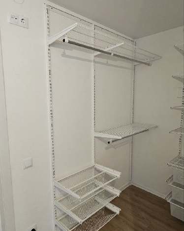 Белая угловая гардеробная с выдвижными корзинами, ~1,2×2 м, фото 2