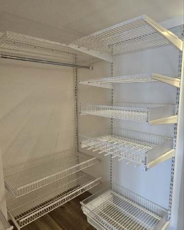 Белая угловая гардеробная с выдвижными корзинами, ~1,4×1,5 м, фото 1