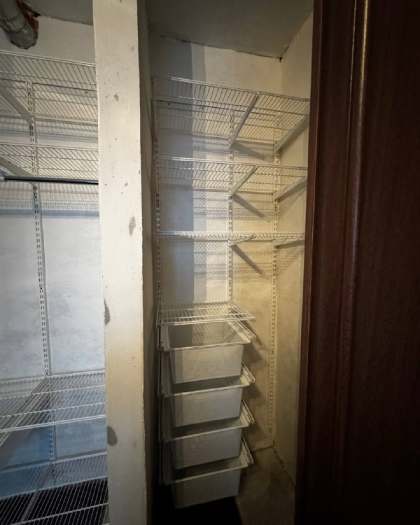 Белая угловая гардеробная с выдвижными корзинами, ~1,2×1,8 м, фото 1