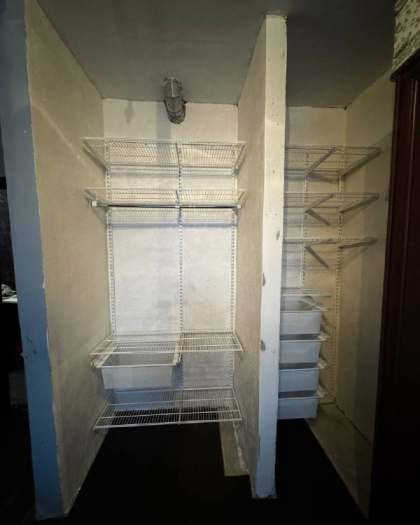 Белая угловая гардеробная с выдвижными корзинами, ~1,2×1,8 м, фото 2