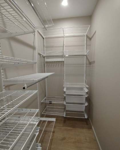 Белая угловая гардеробная с выдвижными корзинами, ~1,8×2,1 м, фото 3