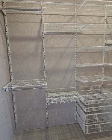 Белая угловая гардеробная с выдвижными корзинами, ~2×2,2 м, фото 1
