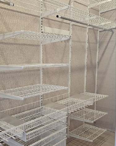 Белая угловая гардеробная с выдвижными корзинами, ~2×2,2 м, фото 2
