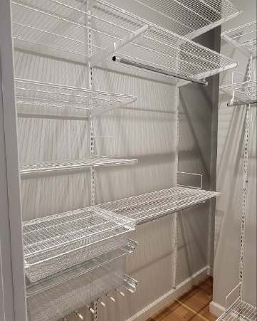 Белая угловая гардеробная с выдвижными корзинами, ~1,2×2 м, фото 1