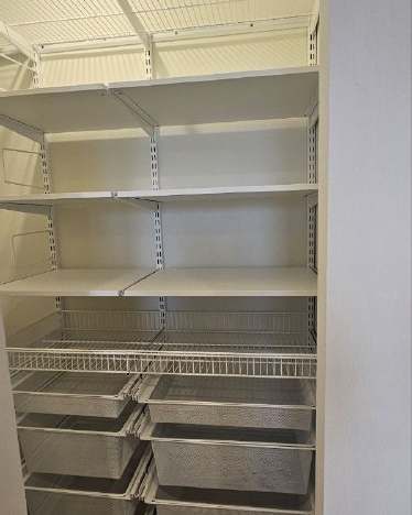 Белая угловая гардеробная с выдвижными корзинами, ~1,2×1,6 м, фото 1