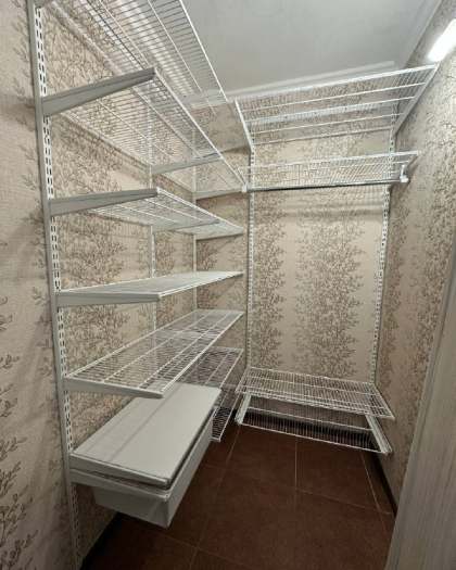 Белая угловая гардеробная с выдвижными корзинами, ~1,3×1,8 м, фото 1