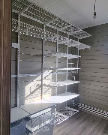 Белая угловая гардеробная с выдвижными корзинами, ~2,3×1,8 м, фото 1