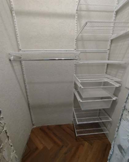 Белая угловая гардеробная с выдвижными корзинами, ~1,3×1,5 м, фото 1