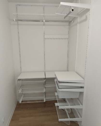 Белая угловая гардеробная с выдвижными корзинами, ~1,5×1,7 м, фото 1