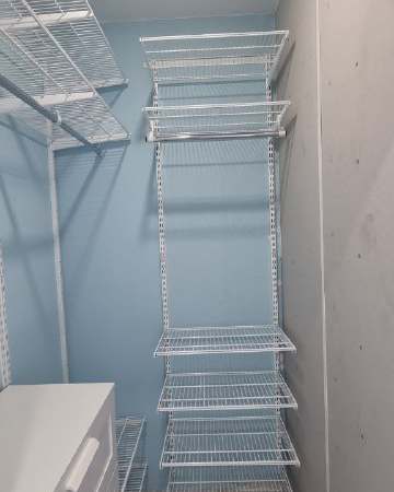 Белая угловая гардеробная с выдвижными корзинами, ~0,8×1,7 м, фото 1