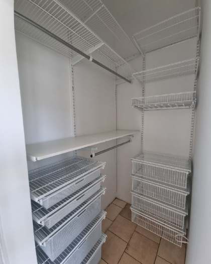 Белая угловая гардеробная с выдвижными корзинами, ~1,2×2 м, фото 1