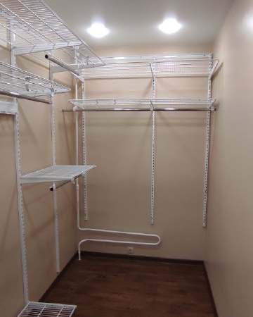 Белая угловая гардеробная с выдвижными корзинами, ~1,8×3 м, фото 3