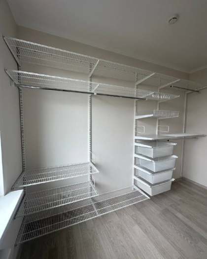 Белая угловая гардеробная с выдвижными корзинами, ~2,5×2 м, фото 1