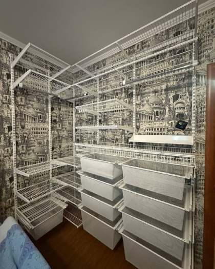 Белая угловая гардеробная с выдвижными корзинами, ~1,8×1,7 м, фото 1