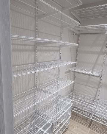 Белая угловая гардеробная с выдвижными корзинами, ~1,8×2,1 м, фото 2
