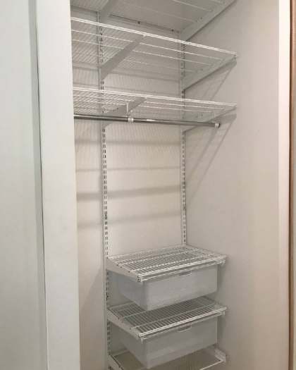 Белая угловая гардеробная с выдвижными корзинами, ~1,2×1,2 м, фото 1