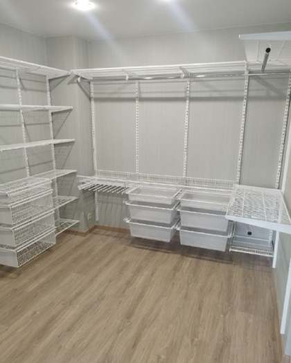 Белая угловая гардеробная с выдвижными корзинами, ~3×2 м, фото 1