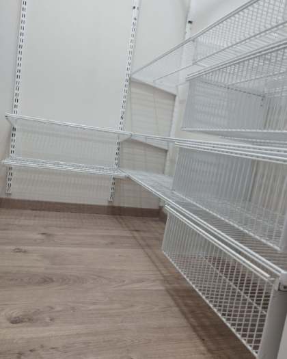 Белая угловая гардеробная с выдвижными корзинами, ~0,9×1,6 м, фото 1