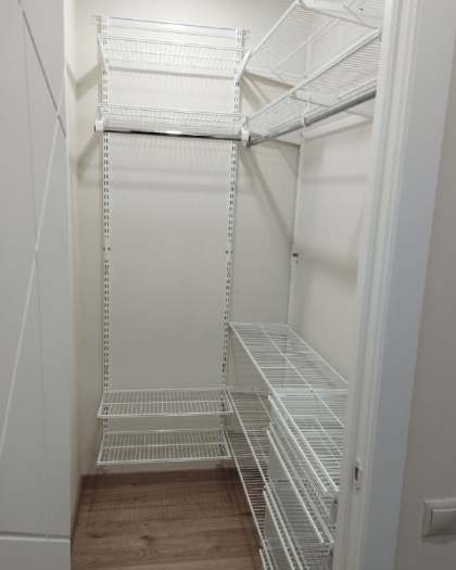 Белая угловая гардеробная с выдвижными корзинами, ~0,9×1,6 м, фото 2