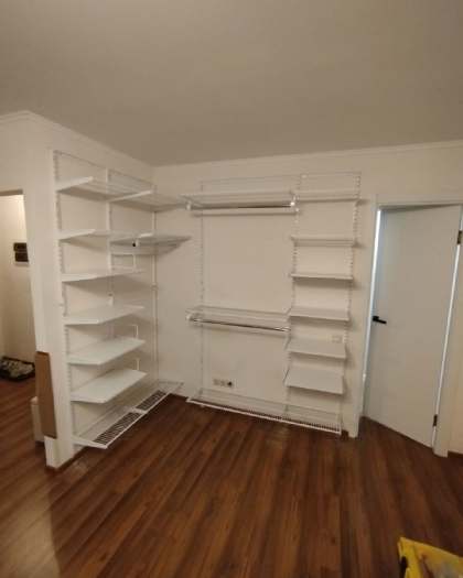 Белая угловая гардеробная с выдвижными корзинами, ~2×1,4 м, фото 1