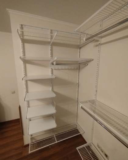 Белая угловая гардеробная с выдвижными корзинами, ~2×1,4 м, фото 2