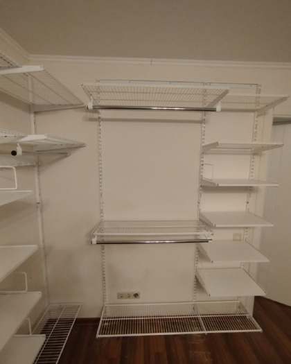 Белая угловая гардеробная с выдвижными корзинами, ~2×1,4 м, фото 3