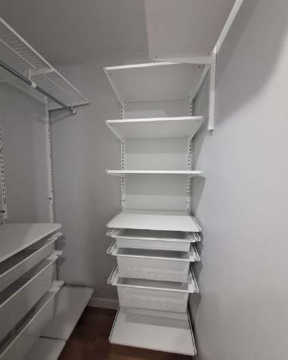 Белая угловая гардеробная с выдвижными корзинами, ~1,5×1,6 м, фото 1