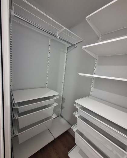 Белая угловая гардеробная с выдвижными корзинами, ~1,5×1,6 м, фото 3