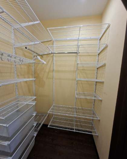 Белая угловая гардеробная с выдвижными корзинами, ~1,3×2,1 м, фото 2