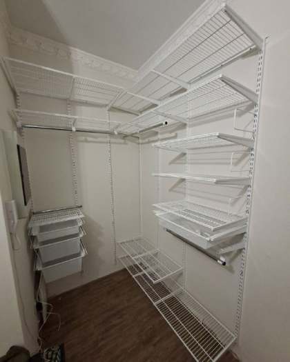 Белая угловая гардеробная с выдвижными корзинами, ~1,8×2,4 м, фото 1