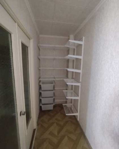 Белая угловая гардеробная с выдвижными корзинами, фото 1