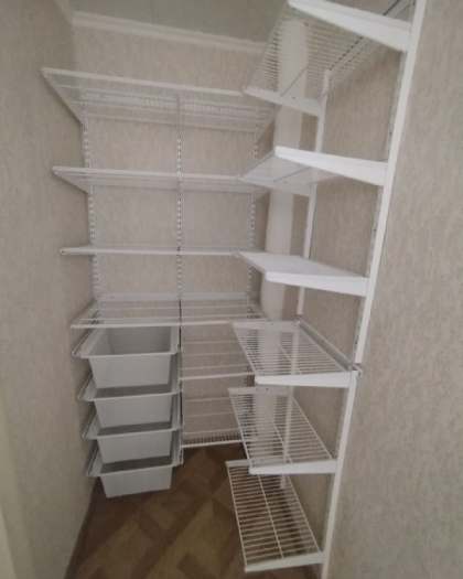 Белая угловая гардеробная с выдвижными корзинами, фото 2