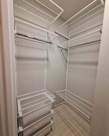 Белая угловая гардеробная с выдвижными корзинами, ~1,2×1,5 м, фото 1