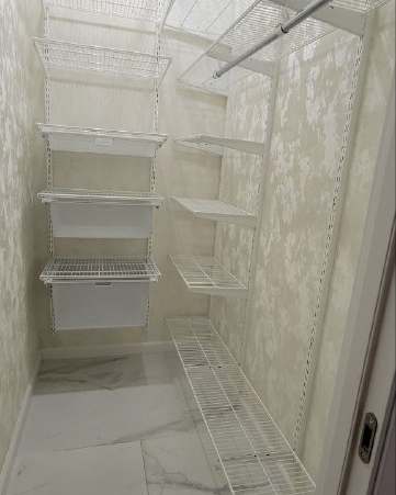 Белая угловая гардеробная с выдвижными корзинами, ~1,2×1,8 м, фото 1