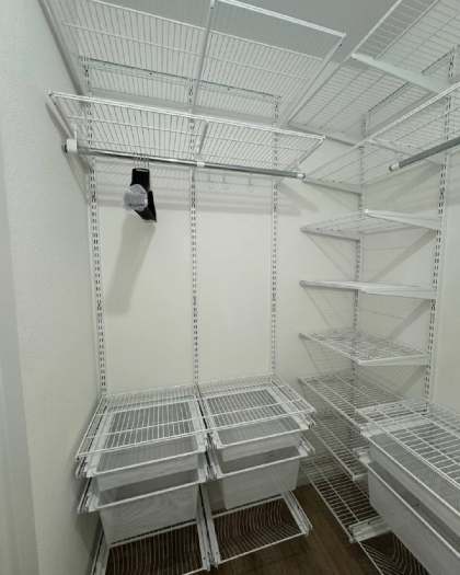 Белая угловая гардеробная с выдвижными корзинами, ~1,8×2 м, фото 2