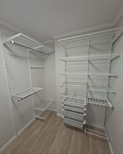 Белая угловая гардеробная с выдвижными корзинами, ~1,5×2 м, фото 1