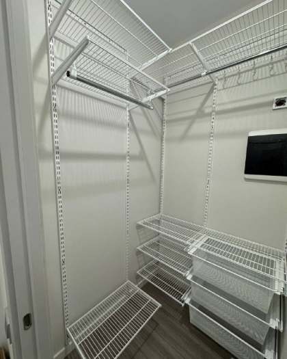 Белая угловая гардеробная с выдвижными корзинами, ~1,2×1,5 м, фото 2