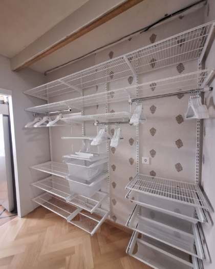 Белая угловая гардеробная с выдвижными корзинами, фото 1