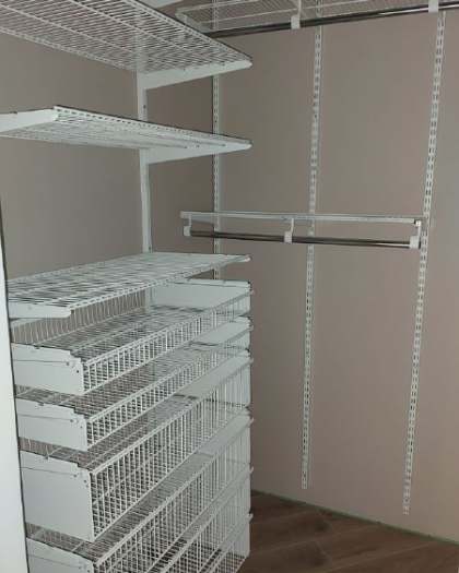 Белая угловая гардеробная с выдвижными корзинами, ~1,5×1,8 м, фото 3